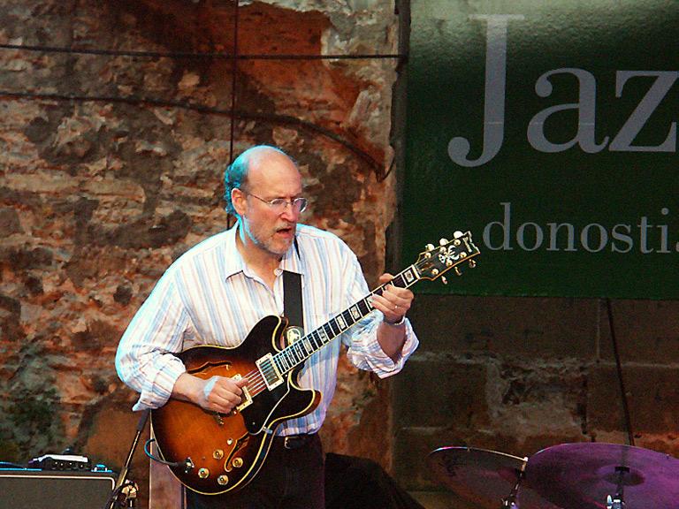 John Scofield y su guitarra.jpg